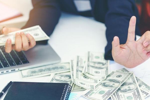 Leul s-a depreciat în tranzacțiile de vineri