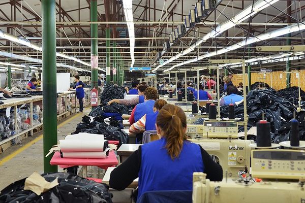 Industria a scăzut și în iunie și nu sunt semnale de redresare