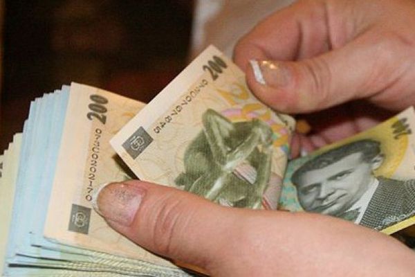 Leul mai pierde ceva teren în fața euro