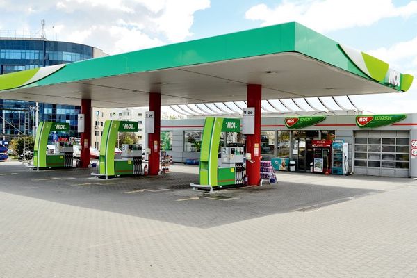 Ungurii au dat năvală la benzinăriile din România. Ce se întâmplă cu prețurile din țara vecină?