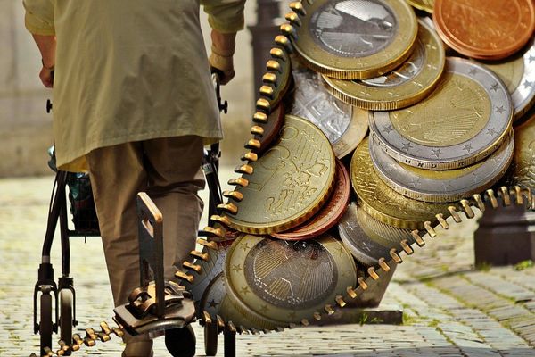 Guvernul mai scoate bani de la bugetul deficitar pentru a urca plafonul pensiilor de la care medicamentele sunt compensate 90%