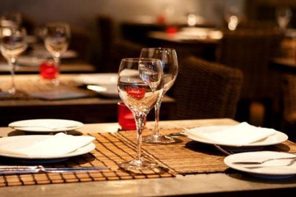 Guvernul amenință că după bonele aleșilor va importa și ospătari filipinezi