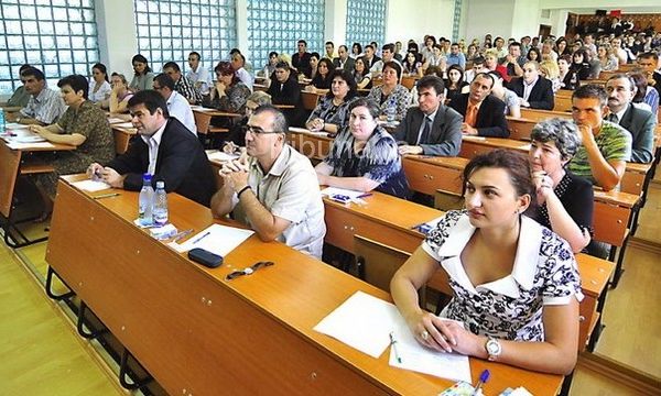 A 8-a minune: Cum ții copilul la facultate cu 52 de lei pe lună