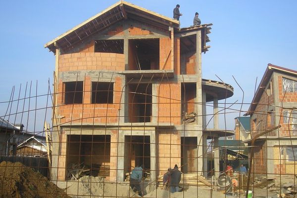 INS: Autorizațiile pentru clădiri rezidențiale au cescut cu 8,5%, în S1