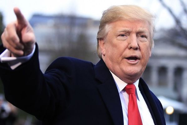 La numai o zi după ce a băgat tarife, Trump s-a răzgândit. Le mai relaxează. Care sunt industriile „norocoase”