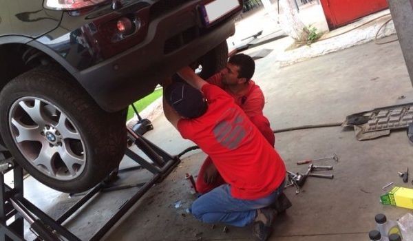 Dispută între asiguratori și patronii de service auto pe tema RCA