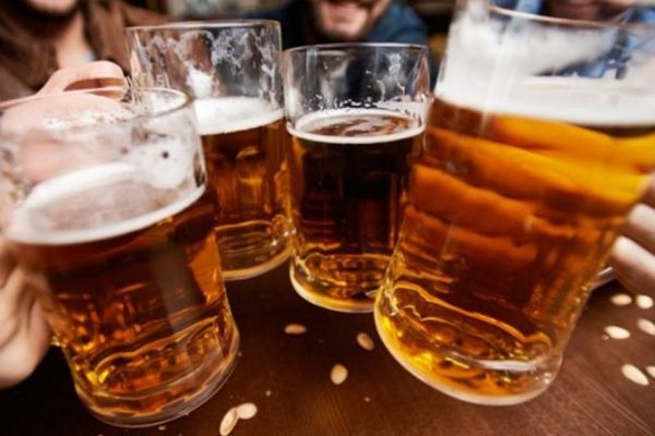 Aproximativ o treime dintre români preferă berea