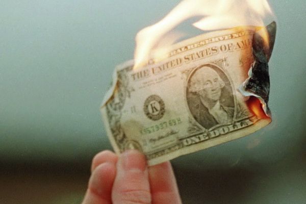 Leul, slab față de euro, miercuri, dar mai puternic față de dolar