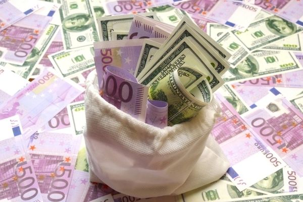 Euro și dolarul s-au revigorat modest în fața leului