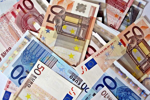 Cursul leului urcă până la pragul de 4,66 lei/euro