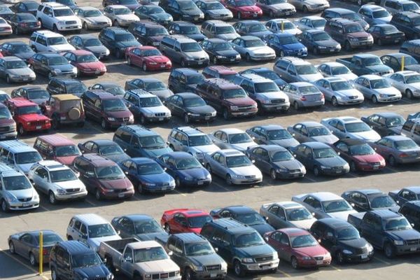 Românii cumpără tot mai multe autoturisme, poluarea creşte