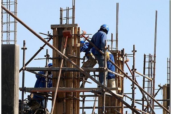 Decizie-bombă. Guvernul vrea să caute cu drona construcțiile ilegale