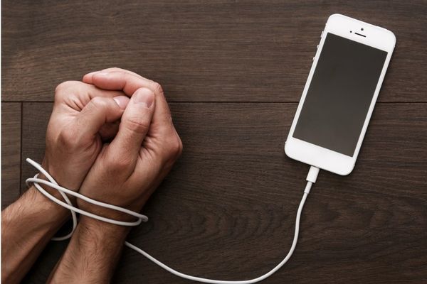 Clientul, sclav al operatorilor de telefonie mobilă. Amenzi dacă se renunță anticipat la contract