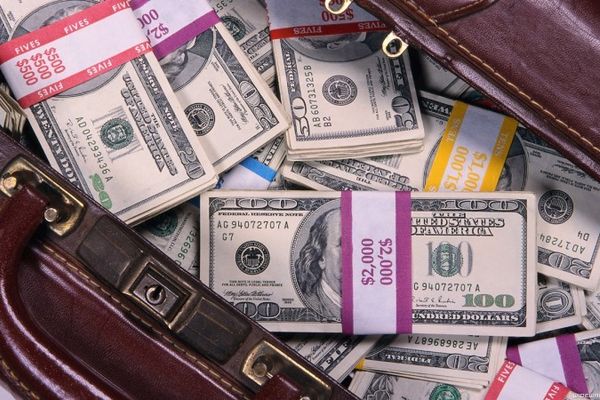 Leul s-a depreciat, luni, față de euro. Dolarii s-au vândut mai scump