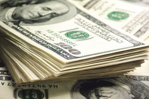 Dolarul trece din nou de pragul de patru lei la cusul BNR