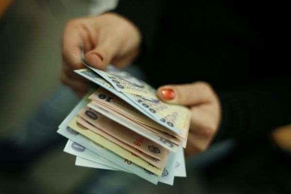 De la 1 ianuarie, salariul minim ajunge la 2050 lei, dar numai 1247 lei, în mână