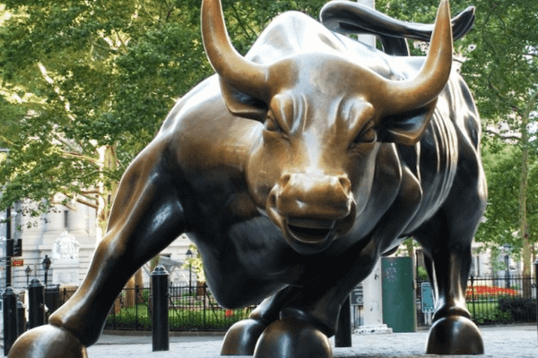 Decuplare pentru piața locală de capital: acțiunile cotate la București cresc în timp ce piețele de frontieră și cele emergente scad