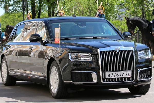 Limuzina de lux Aurus, de producție rusească, expusă la Salonul auto de la Moscova
