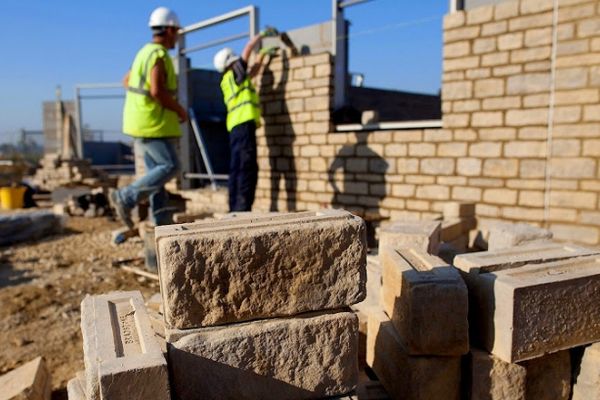 Fără muncitori, construcțiile au paralizat. "Vom continua să scădem"