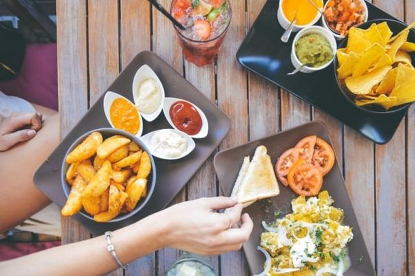 Masa de prânz devine prioritară. Angajații români își schimbă pretențiile