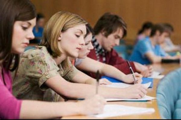 Studenții vor 2.000-3.000 de lei pe lună încă de la primul lor job
