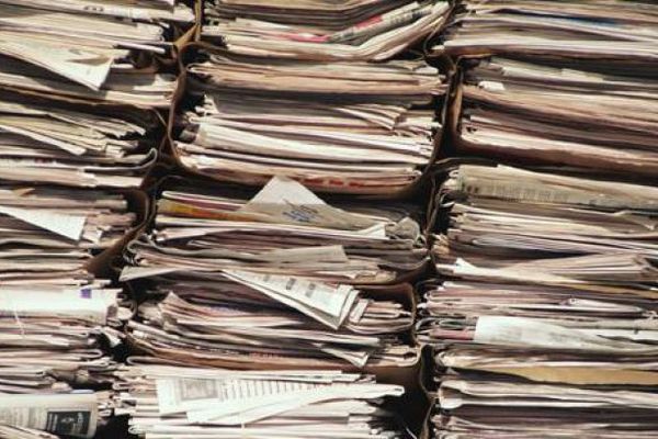 Bătaie de joc pentru seniori. Pensionarii sunt puși să plătească mii de lei pentru adeverințe despre care nu știu dacă-i ajută sau nu