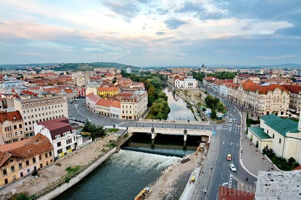 Dublă umilință pentru orădeni. Fostul primar Bolojan i-a „pricopsit” cu o majorare uriașă de taxe, iar Primăria stă cu ghișeele închise până la jumătatea lunii