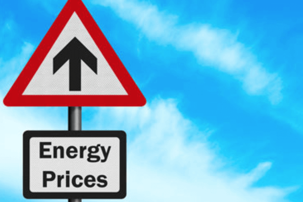 Raport: „Energia scumpă se întoarce și amenință economia globală”