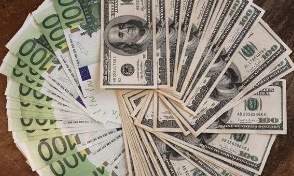 Tandemul euro-dolar devansează leul, în cotațiile BNR