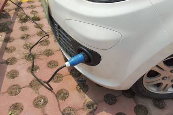 Vestea bună pentru șefii bugetari: liber la mașini de 35.000 euro. Vestea rea: doar mașini electrice