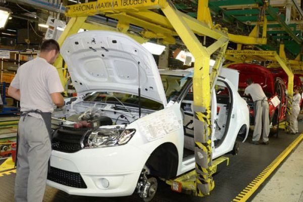 Efectele crizei de personal: Cresc salariile în producție și stagnează în bănci și retail