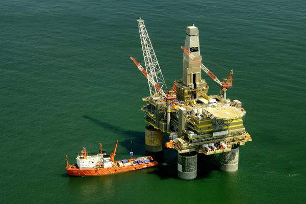 PSD pierde majoritatea parlamentară: Legea offshore retrimisă în comisii