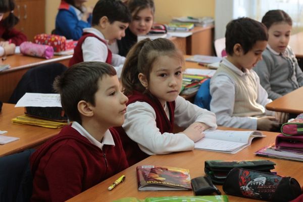 EY: ONG-urile din educație și sănătate – cele mai "răsfățate". Câți bani dau firmele