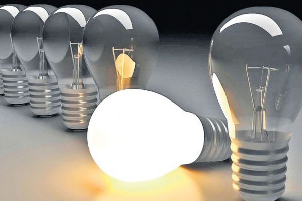 ANRE o dă la întors. Consumatorii casnici pot schimba contractele de energie electrică până pe 31 martie