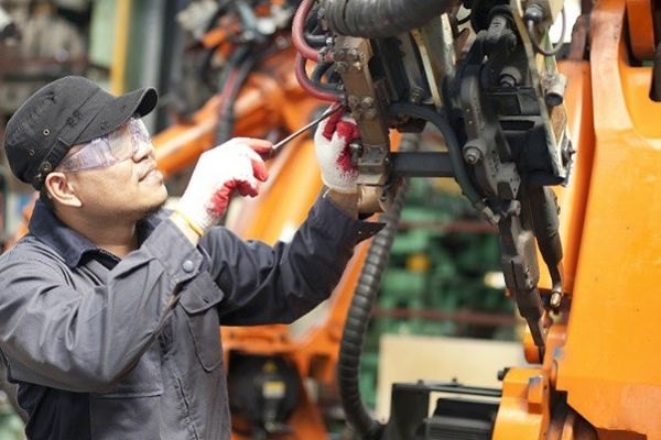 Modificări importante în programul redus de muncă. Se reduce perioada muncită, dar și banii primiți