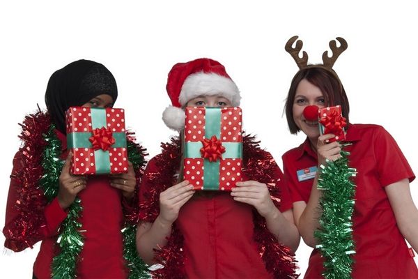 Angajatorii dau prime de Crăciun de până în 500 lei