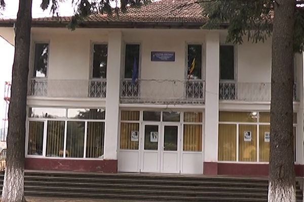 Tinerii români, "înghesuiți" de lipsa banilor