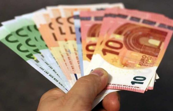 Săptămâna neagră a leului s-a încheiat cu un minim istoric: 4,6782 lei/euro