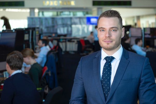 Saxo Bank: Problema nu e ”taxa pe lăcomie”, ci atitudinea ministrului de Finanțe