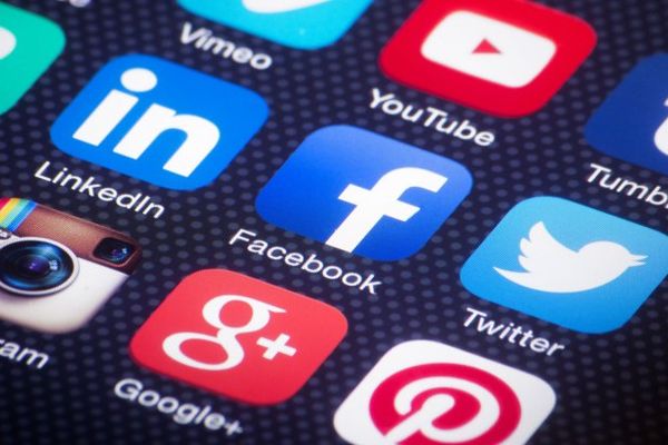 Franţa vrea să impoziteze giganţii din domeniul online