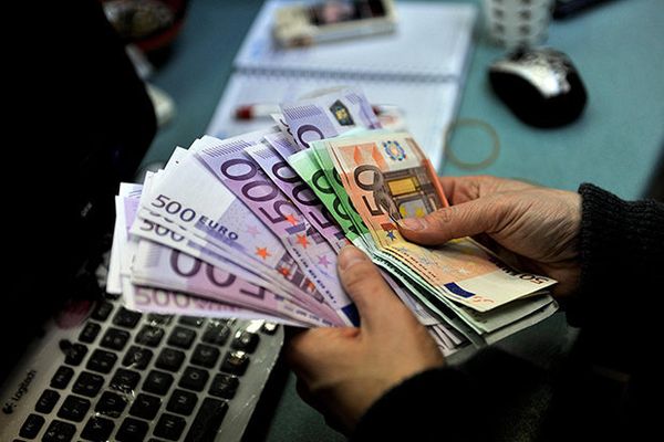Euro crește la final de an. Aurul, cea mai mare cotație din ultimele 6 luni