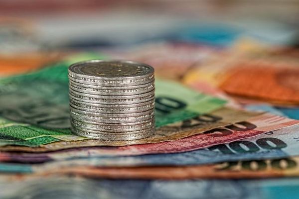 Românii nu-și negociază salariul, chiar dacă pot obține o sumă mai mare