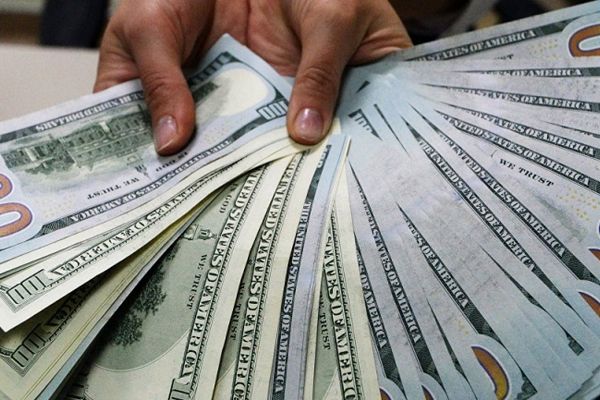 De ce e legată la mâini BNR și nu poate stopa căderea leului