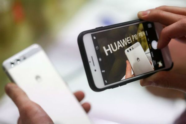 Huawei, în centrul unui nou scandal. Mai mulți europarlamentari ar fi primit cadouri scumpe și călătorii de lux de la compania chineză
