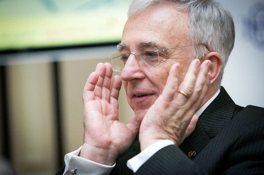 Veniturile lui Mugur Isărescu, în pericol. Câștigul guvernatorului BNR s-ar putea înjumătăți, suma este URIAȘĂ