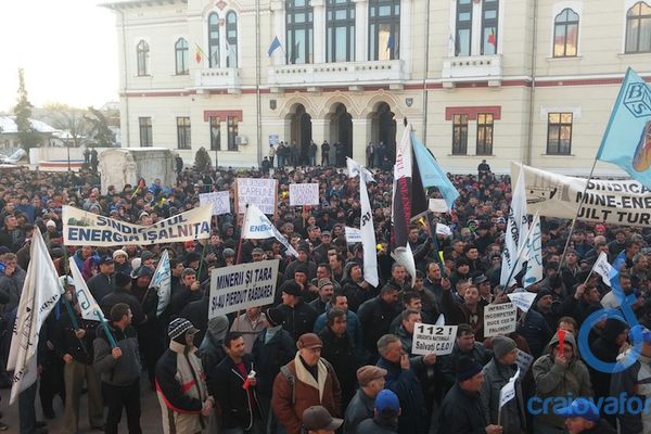 Minerii din Oltenia vor primi salarii mărite cu 12%, cu condiţia să revină imediat la lucru