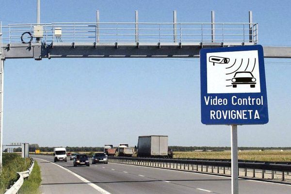 Regimul taxelor de drum se modifică radical din 2026. În loc de rovinietă, apar 2 taxe diferite