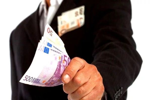 Euro a scăzut spre nivelul de 4,74 lei