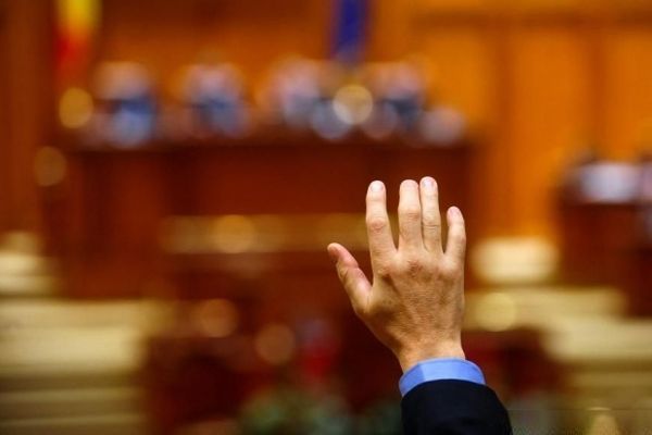Senatorii au decis în unanimitate: Fără țigări electronice vândute minorilor!