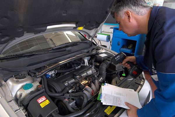 Cutremur pe piața RCA. Păgubiții nu pot deconta mai mult de 400 de euro pentru reparații în regie proprie